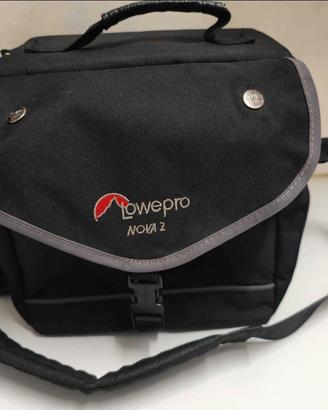 Borsa fotografica Lowepro Nova 2 per DSLR o Mirror