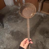 Antico mestolo da camino in ferro