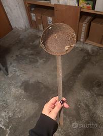 Antico mestolo da camino in ferro