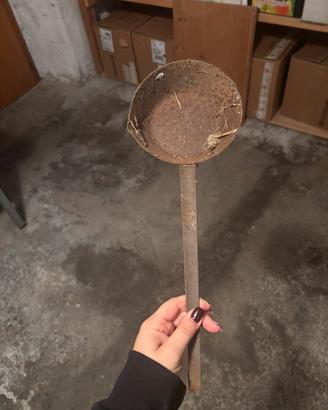 Antico mestolo da camino in ferro