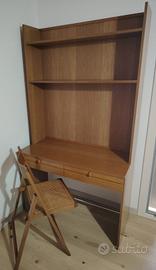 Scrivania, sedia, comodino, contenitore