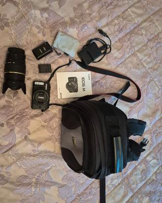 Fotocamera Mirrorless Canon EOS M + Accessori