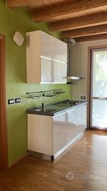 Arredo completo trilocale – cucina, soggiorno