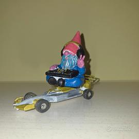 Gnome DJ e macchina formula 1