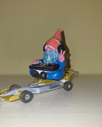 Gnome DJ e macchina formula 1
