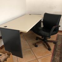 scrivania e sedia