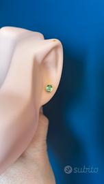 Orecchini a lobo in oro 18k con smeraldo