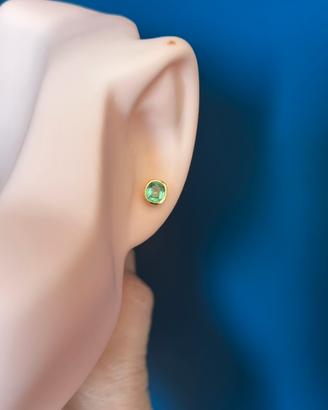 Orecchini a lobo in oro 18k con smeraldo