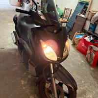 Vedo moto yamaha xmax 250