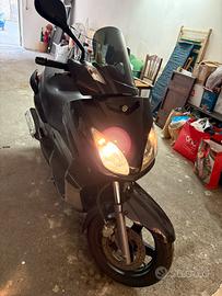 Vedo moto yamaha xmax 250
