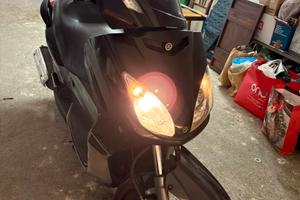 Vedo moto yamaha xmax 250