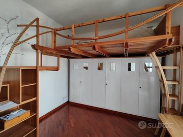 Letto 1,5 / 2 piazze soppalcato con scala libreria