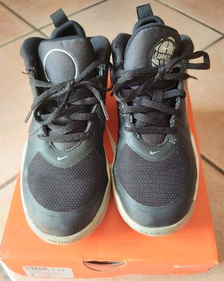 Nike Team Hustle D9 (35,5)