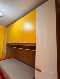 Cameretta con componenti di arredo