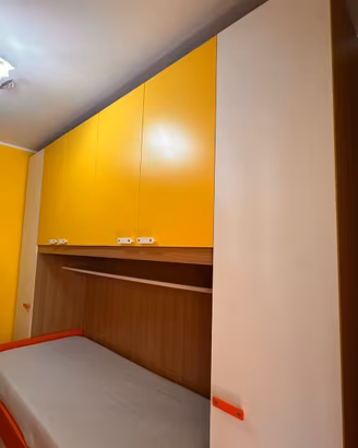 Cameretta con componenti di arredo