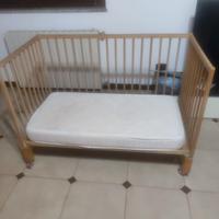 lettino in legno con ruote frenabili