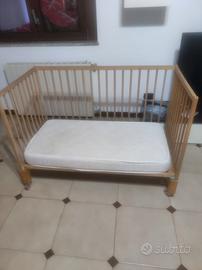 lettino in legno con ruote frenabili