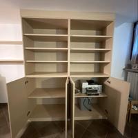 Libreria in legno chiaro