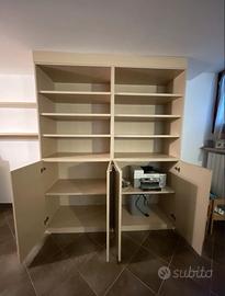 Libreria in legno chiaro