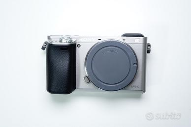 Sony Alpha A6000 Corpo Argento + BORSA 1674 SCATTI