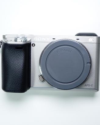 Sony Alpha A6000 Corpo Argento + BORSA 1674 SCATTI