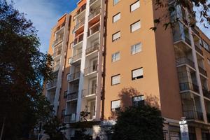 Viale Dante. Pentavano con tre balconi