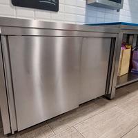 Tavolo inox armadiato 
