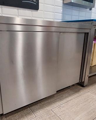 Tavolo inox armadiato 
