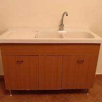 Mobile con lavello in ceramica