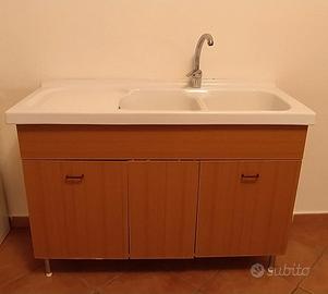 Mobile con lavello in ceramica