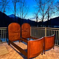 Coppia di letti d epoca in legno.
