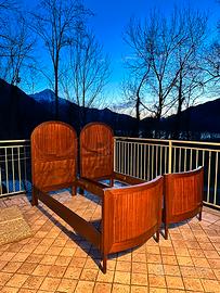 Coppia di letti d epoca in legno.