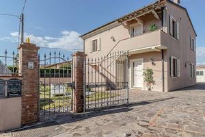 Appartamento di 271 m² con più di 5 locali e box a