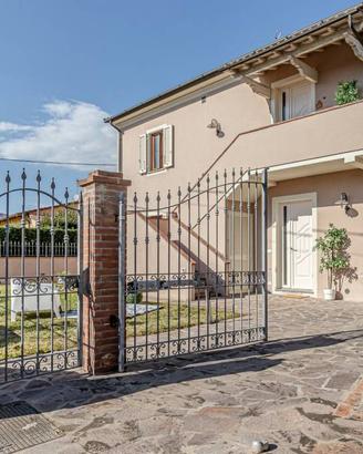 Appartamento di 271 m² con più di 5 locali e box a