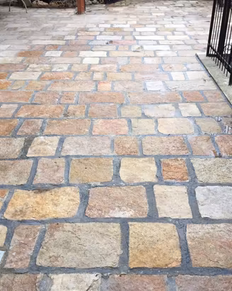 Pavimentare con pietra lavorata