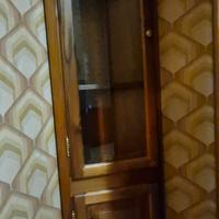 vetrina ad angolo in noce