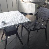 Tavoli sedie esterni e macchina per il caffè profe