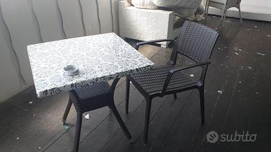 Tavoli sedie esterni e macchina per il caffè profe