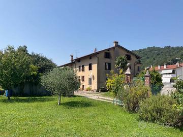 Appartamento su 2 livelli in bifamiliare