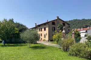 Appartamento su 2 livelli in bifamiliare