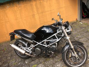 Ducati Monster 600 a carburatori- Molto carbonio