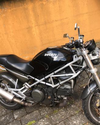 Ducati Monster 600 a carburatori- Molto carbonio