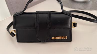 jacquemus in pelle con scritta oro