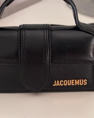 jacquemus in pelle con scritta oro