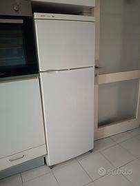 Frigorifero con freezer marca Bosch 