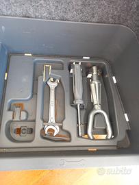 3 utensili con contenitore BMW 