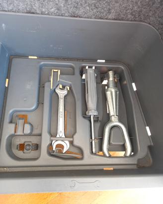 3 utensili con contenitore BMW 
