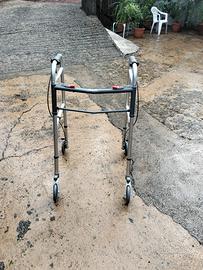 Deambulatore con ruote e freni