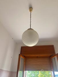 Lampadario vintage anni 70 a globo in vetro