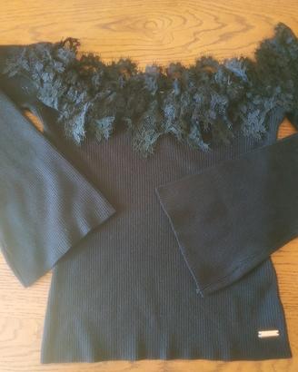 Maglia nera scollo barchetta